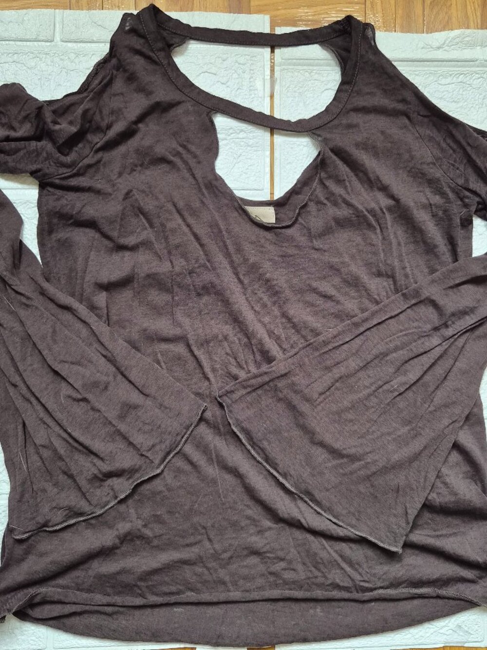 Chaser contemporary women's Size M Cutout neckline cold shoulder bell Sleeve hea